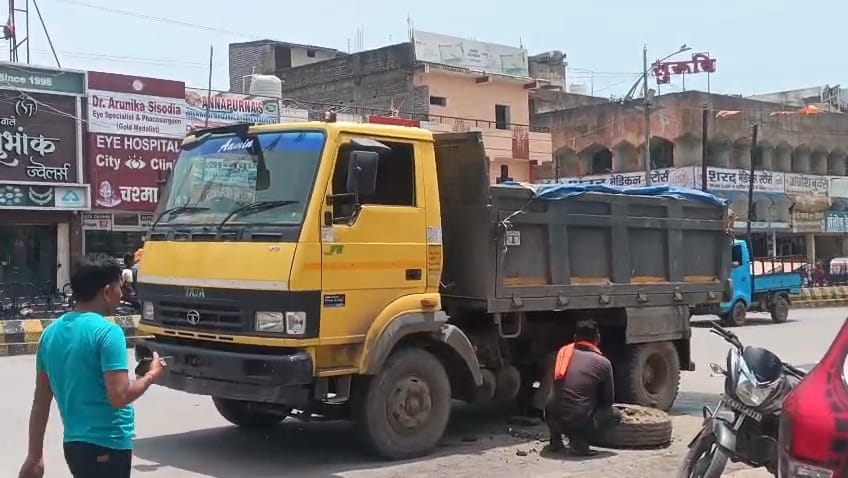 कोरबा में रेत माफिया का आतंक: टायर फटने से मचा हड़कंप, प्रशासन की लापरवाही पर उठे सवाल कोरबा में रेत माफिया का आतंक: टायर फटने से मचा हड़कंप, प्रशासन की लापरवाही पर उठे सवाल