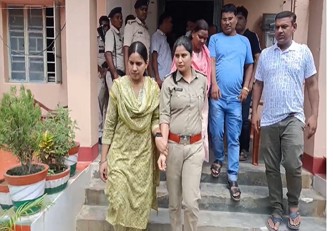 महिला थाना प्र भारी काे पुलिस ले जाती महिला थाना प्र भारी काे पुलिस ले जाती