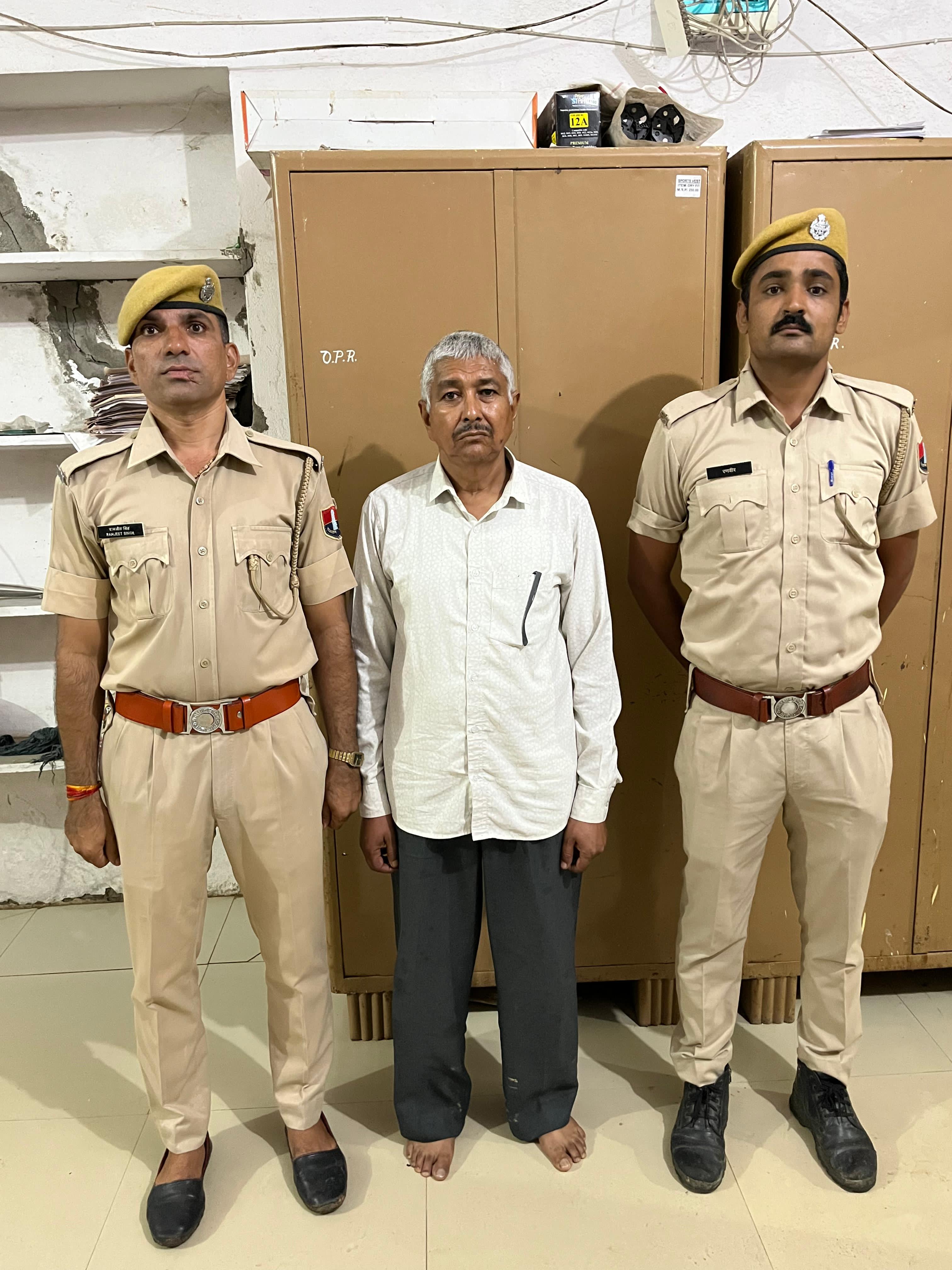 चित्तौड़गढ़ जिले में स्कूली बच्चों से अश्लील हरकत करने वाले शिक्षक को रिमांड पर सौंपा चित्तौड़गढ़ जिले में स्कूली बच्चों से अश्लील हरकत करने वाले शिक्षक को रिमांड पर सौंपा