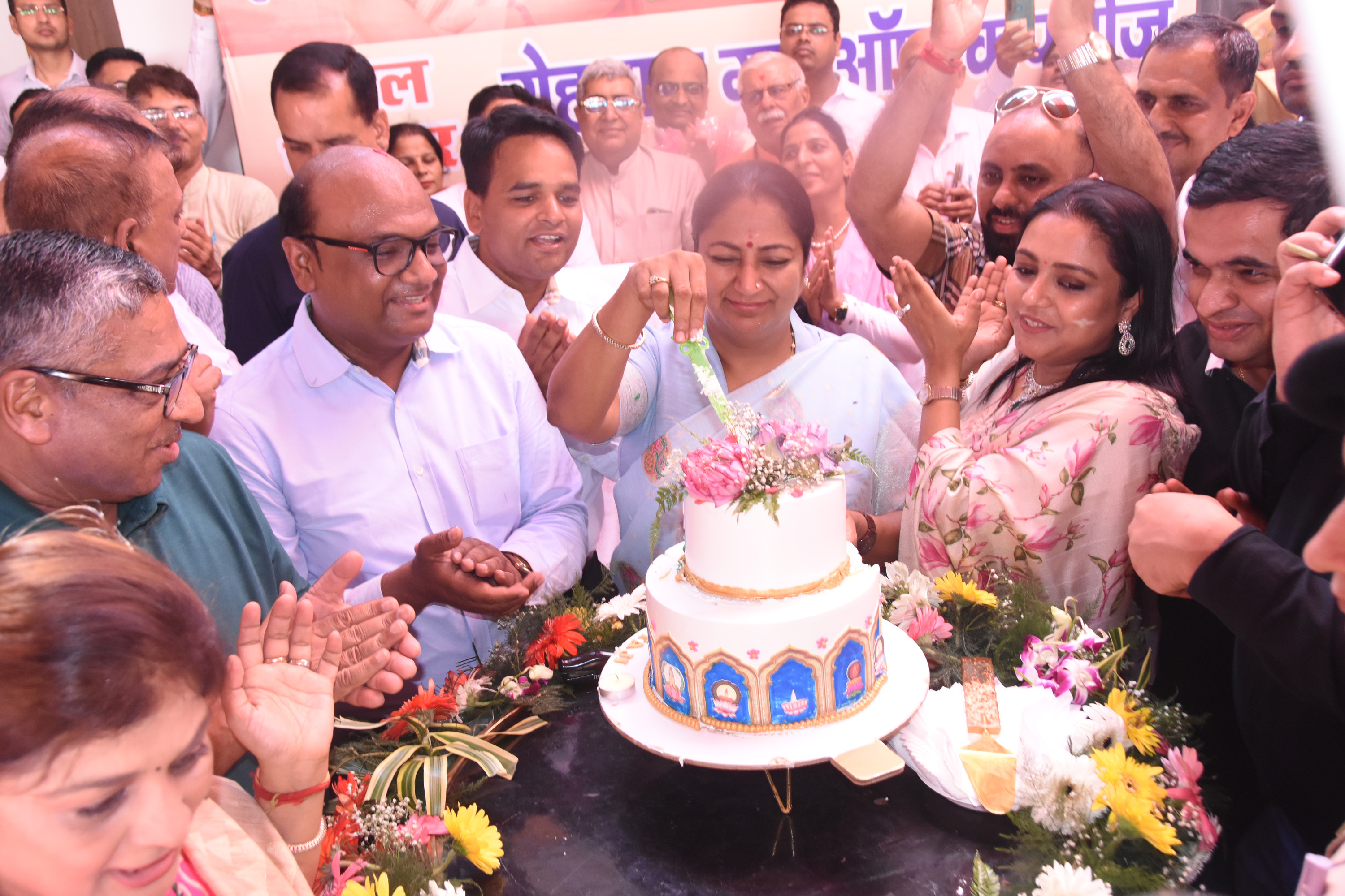 फोटो कैप्शन 19आरटीके3: रोहतक में अपने जन्म दिवस के अवसर पर केक काटते हुए दिल्ली की मुख्यमंत्री रेखा गुप्ता। ------- फोटो कैप्शन 19आरटीके3: रोहतक में अपने जन्म दिवस के अवसर पर केक काटते हुए दिल्ली की मुख्यमंत्री रेखा गुप्ता। -------
