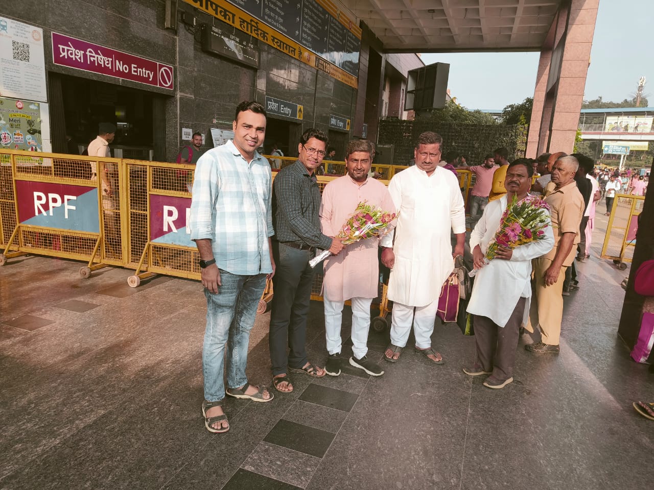 एयरपोर्ट में प्रभारी और सह प्रभारी का स्वागत करते कार्यकर्ता एयरपोर्ट में प्रभारी और सह प्रभारी का स्वागत करते कार्यकर्ता