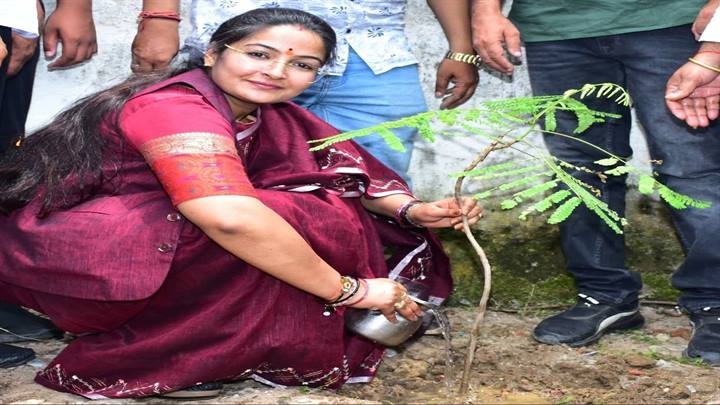जन्म दिवस के अवसर राज्यमंत्री ने किया पौधरोपण जन्म दिवस के अवसर राज्यमंत्री ने किया पौधरोपण