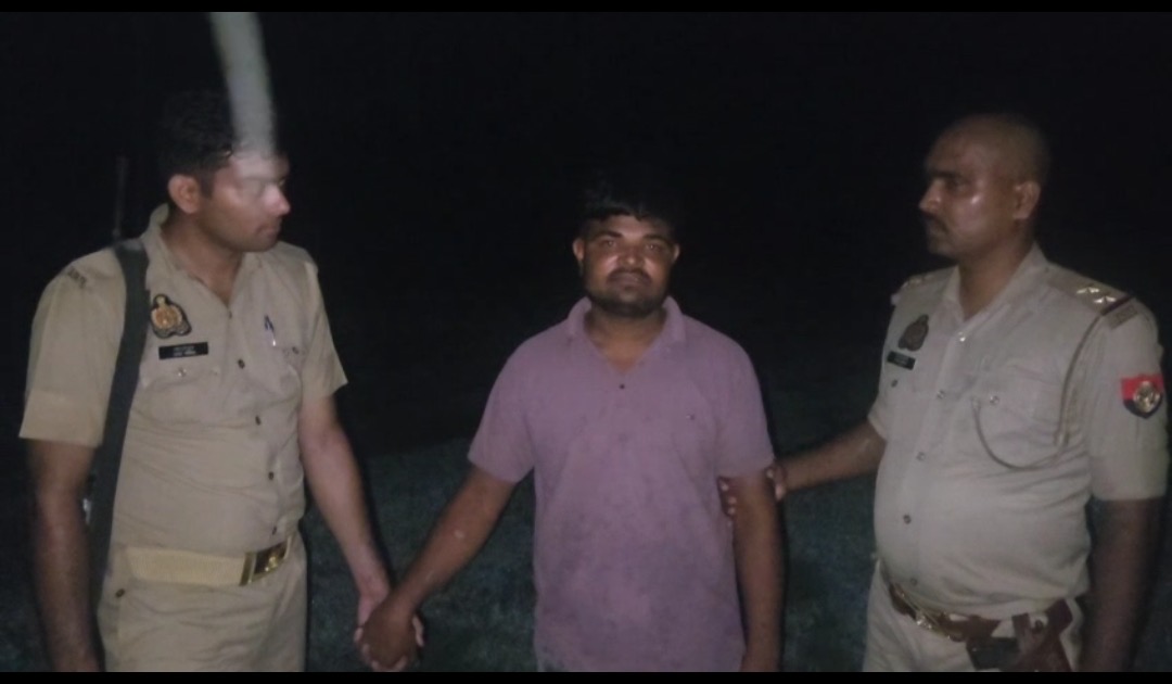 मुठभेड़ के बाद घायल बदमाश को अस्पताल ले जाती पुलिस टीम, मौके पर पकड़े गए आरोपी के साथ बरामद असलहा, नकदी और ईको कार।