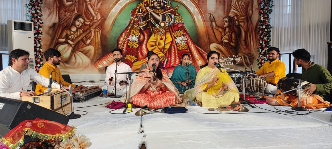 चुनार नगर के सुरभि शोध संस्थान में आयोजित रसमय संकीर्तन में भजन प्रस्तुत करते कलाकार चुनार नगर के सुरभि शोध संस्थान में आयोजित रसमय संकीर्तन में भजन प्रस्तुत करते कलाकार