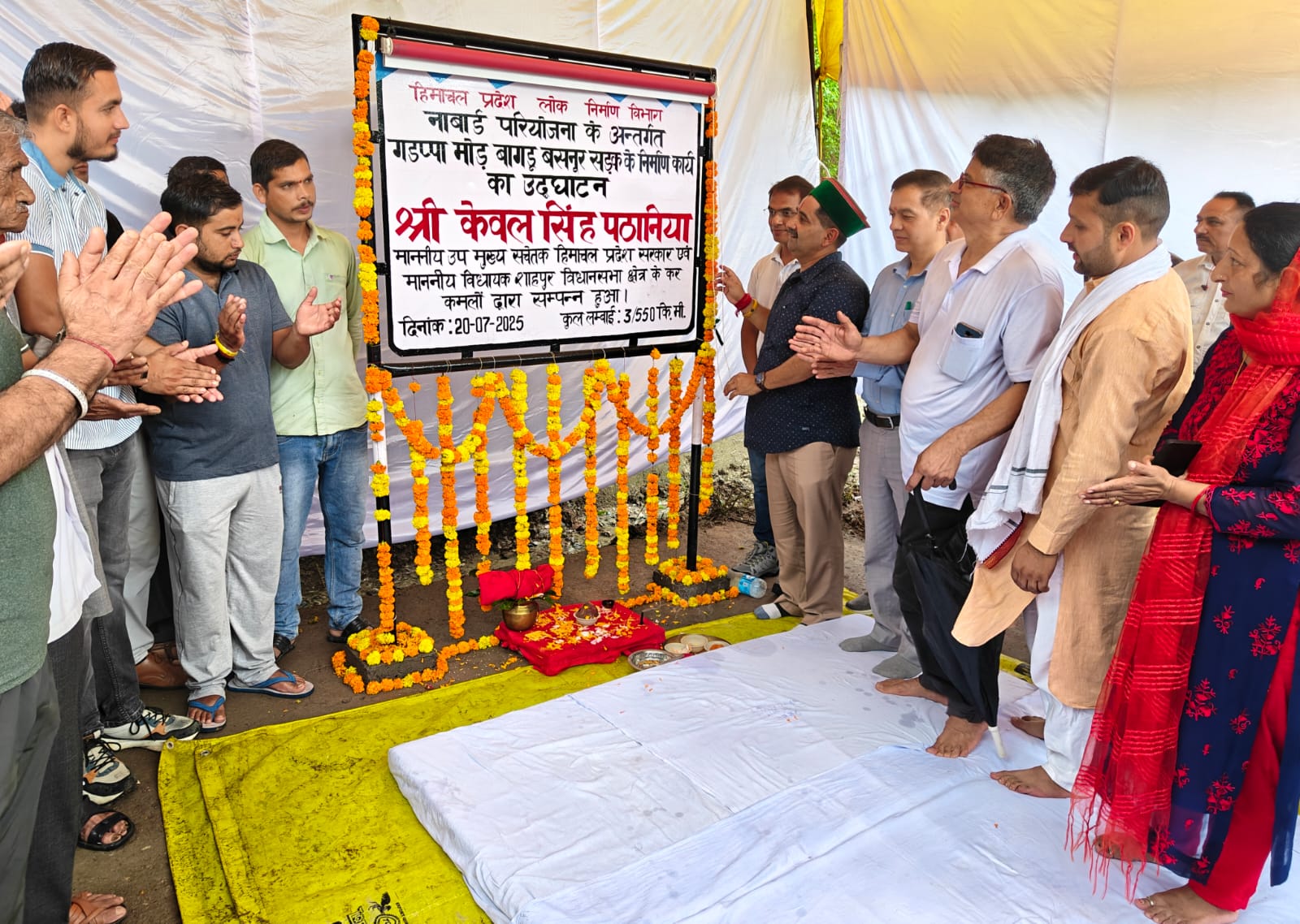 सड़क का लोकार्पण करते हुए उपमुख्य सचेतक। सड़क का लोकार्पण करते हुए उपमुख्य सचेतक।
