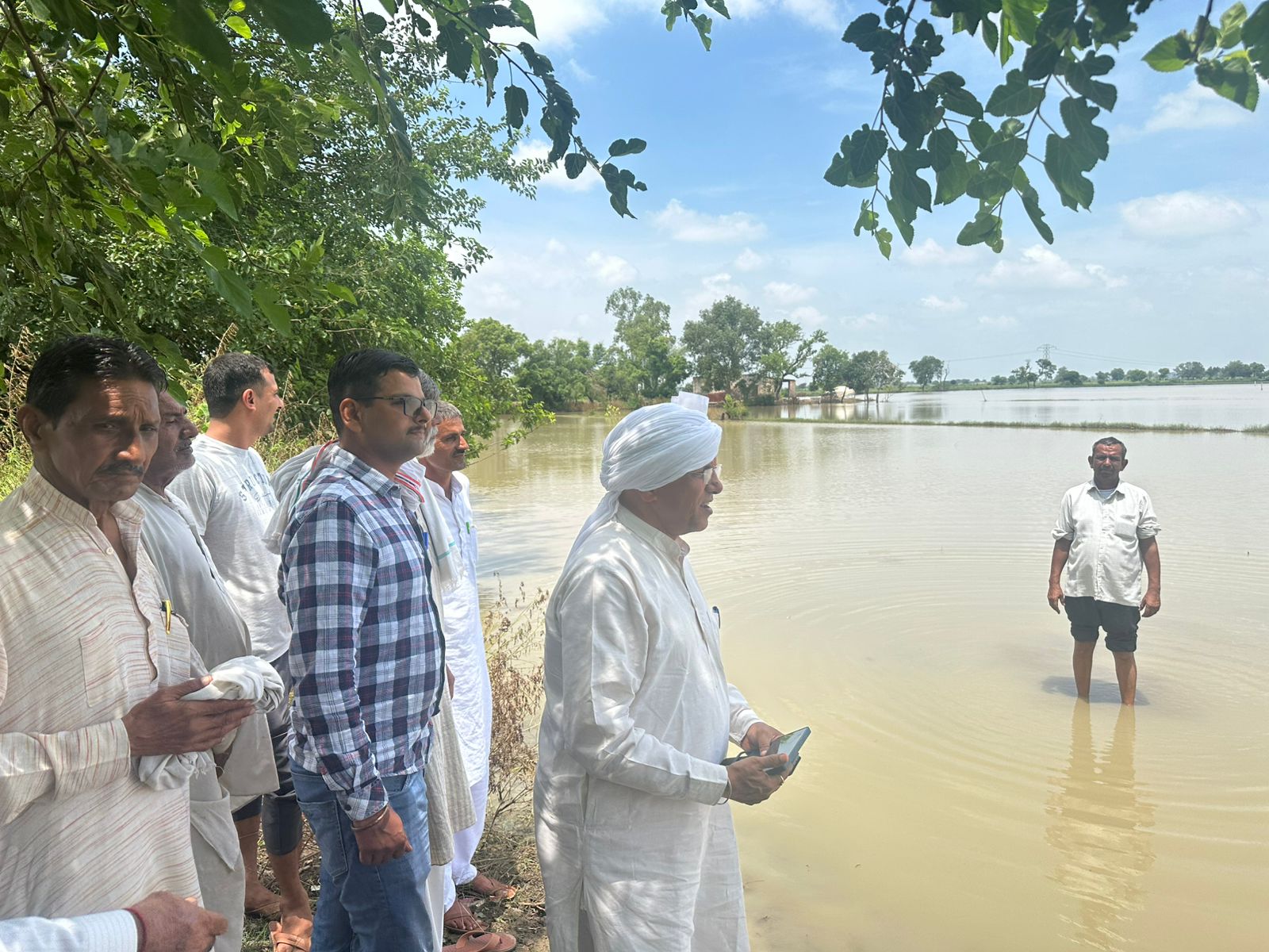 खेतों में जलभराव का दौरा करते पूर्व मंत्री कृष्ण मूर्ति हुडा