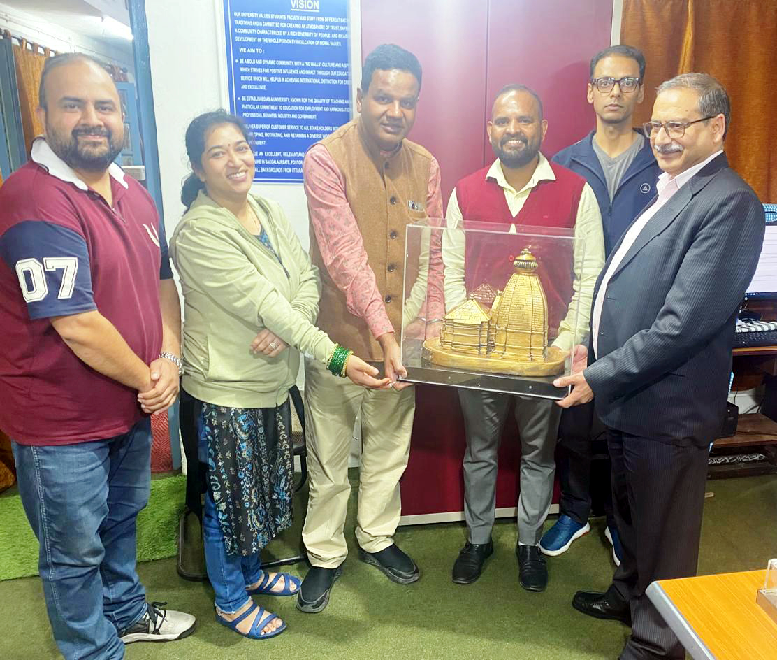 कुमाऊँ विवि के कार्यकारी क्रीड़ाधिकारी डॉ. संतोष कुमार को स्मृति चिन्ह भेंट करते विवि के प्राधिकारी। कुमाऊँ विवि के कार्यकारी क्रीड़ाधिकारी डॉ. संतोष कुमार को स्मृति चिन्ह भेंट करते विवि के प्राधिकारी।