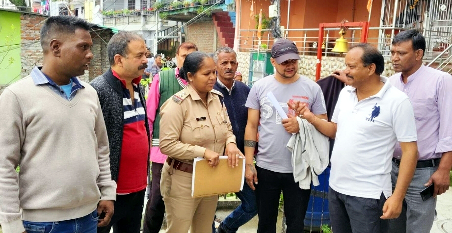 स्टाफ हाउस क्षेत्र में भ्रूण मिलने के बाद जांच करती पुलिस उप निरीक्षक। स्टाफ हाउस क्षेत्र में भ्रूण मिलने के बाद जांच करती पुलिस उप निरीक्षक।