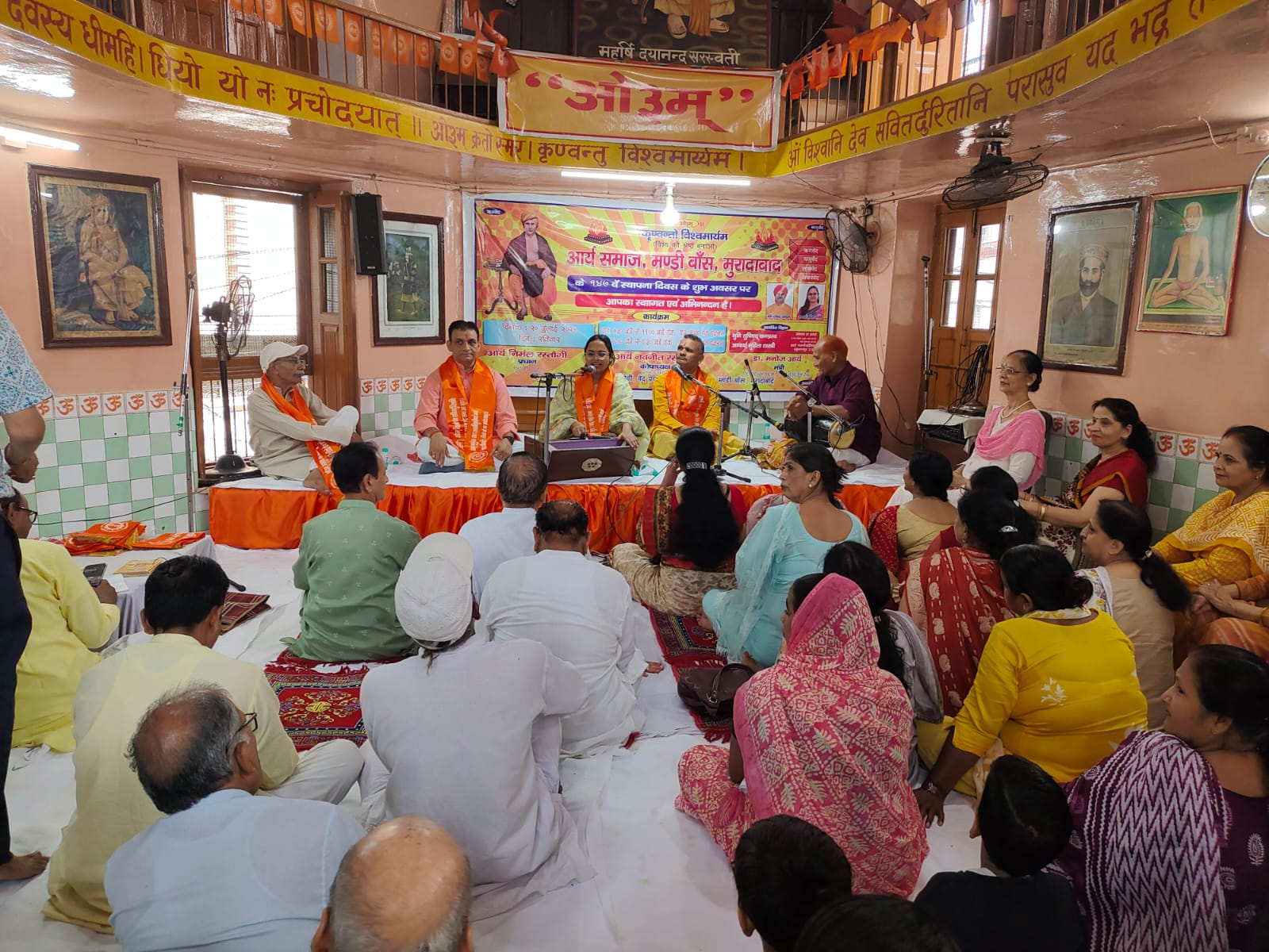 आर्य समाज मंडी बांस के 147 वें स्थापना दिवस कार्यक्रम को संबोधित करते आचार्य मुनि।
