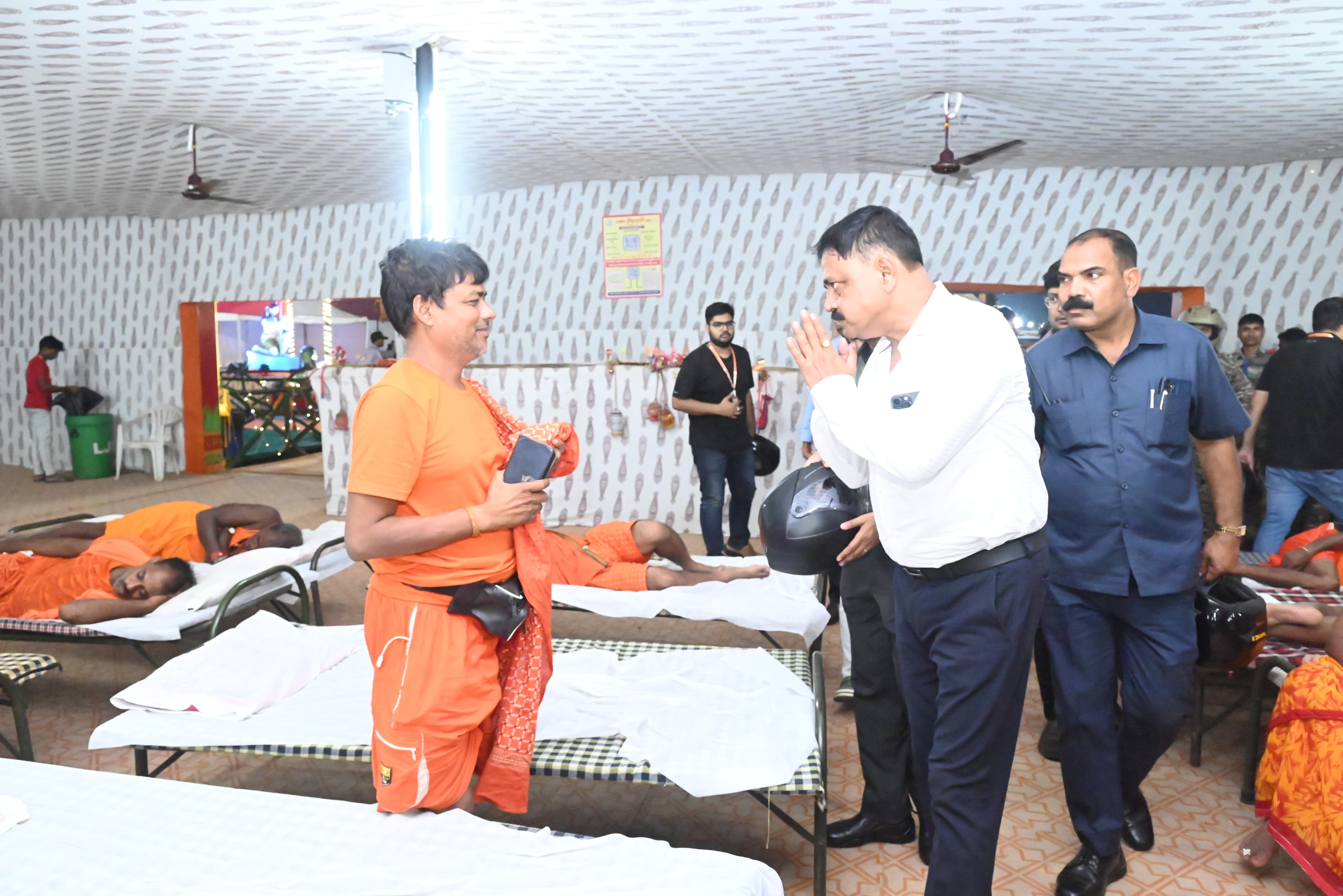 श्रद्धालुओं से बातचीत करते हुए श्रद्धालुओं से बातचीत करते हुए
