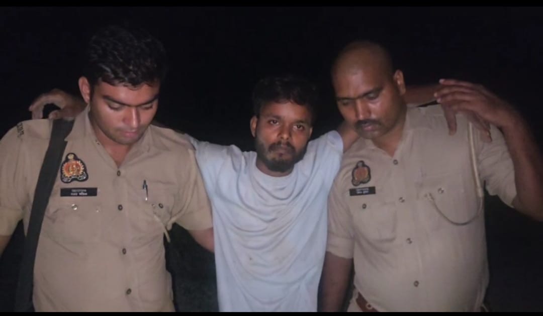 मुठभेड़ के बाद घायल बदमाश को अस्पताल ले जाती पुलिस टीम, मौके पर पकड़े गए आरोपी के साथ बरामद असलहा, नकदी और ईको कार।