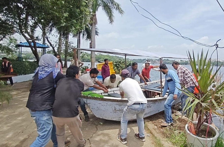 नियमों के उल्लंघन पर मोटर बोट जब्त की गई नियमों के उल्लंघन पर मोटर बोट जब्त की गई