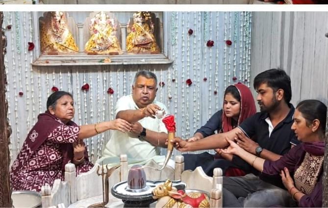 मंदिर में पूजा करते मंदिर में पूजा करते