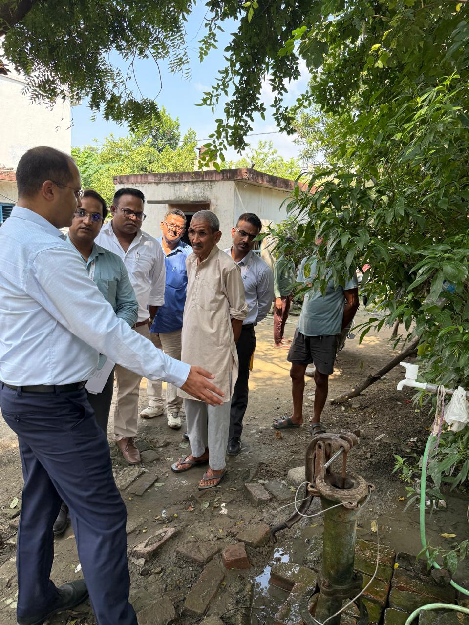 योजना का निरीक्षण करते सचिव पेयजल।