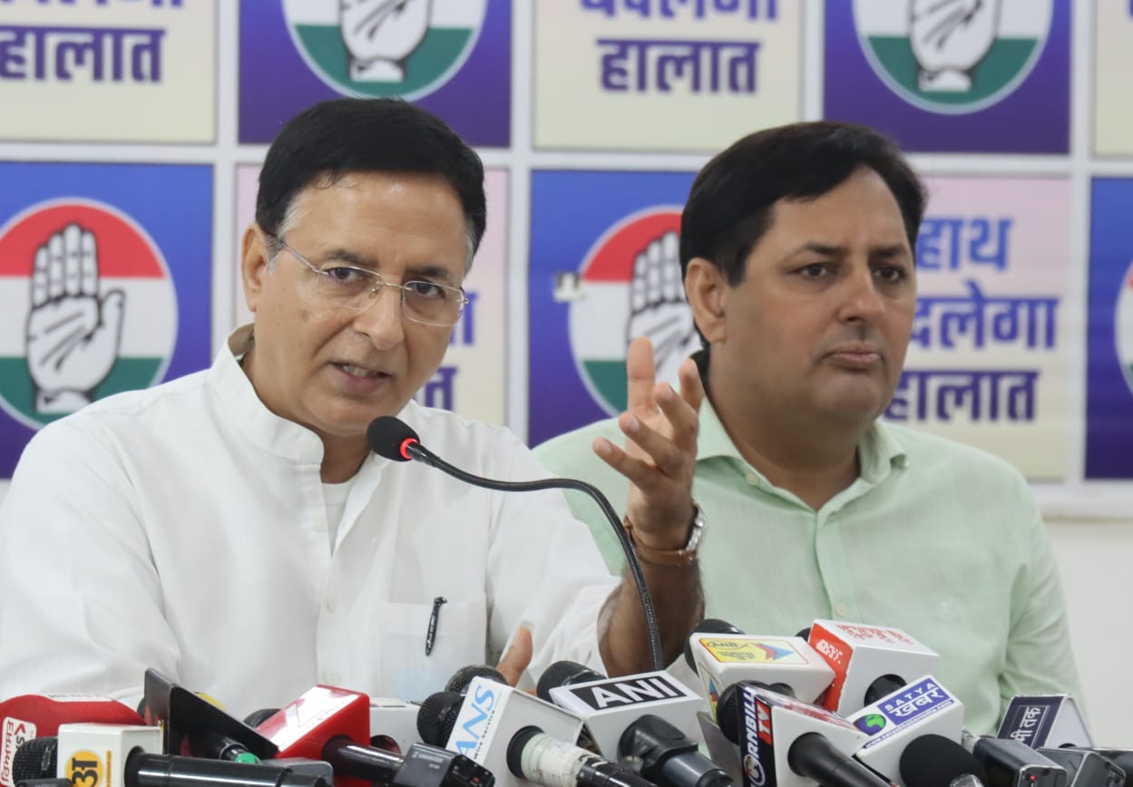 कांग्रेस नेता रणदीप सुरजेवाला पत्रकारों से बातचीत करते हुए कांग्रेस नेता रणदीप सुरजेवाला पत्रकारों से बातचीत करते हुए