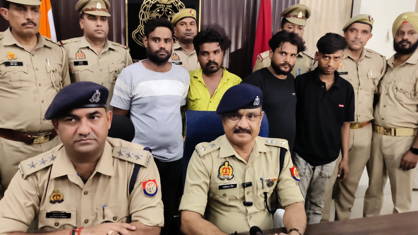 पुलिस लाइन सभागार में शातिर चोर गिरोह का खुलासा करते एसपी सिटी व सीओ सिविल लाइन और पुलिस गिरफ्त में आरोपित। पुलिस लाइन सभागार में शातिर चोर गिरोह का खुलासा करते एसपी सिटी व सीओ सिविल लाइन और पुलिस गिरफ्त में आरोपित।