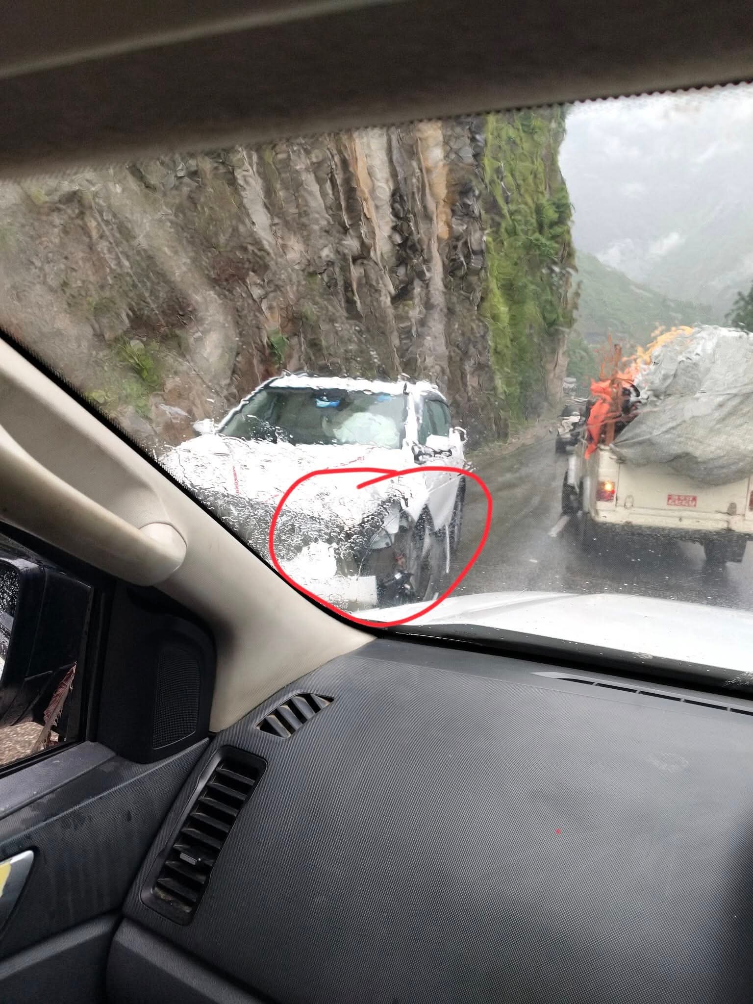 पत्थर गिरने से क्षतिग्रस्त कार
