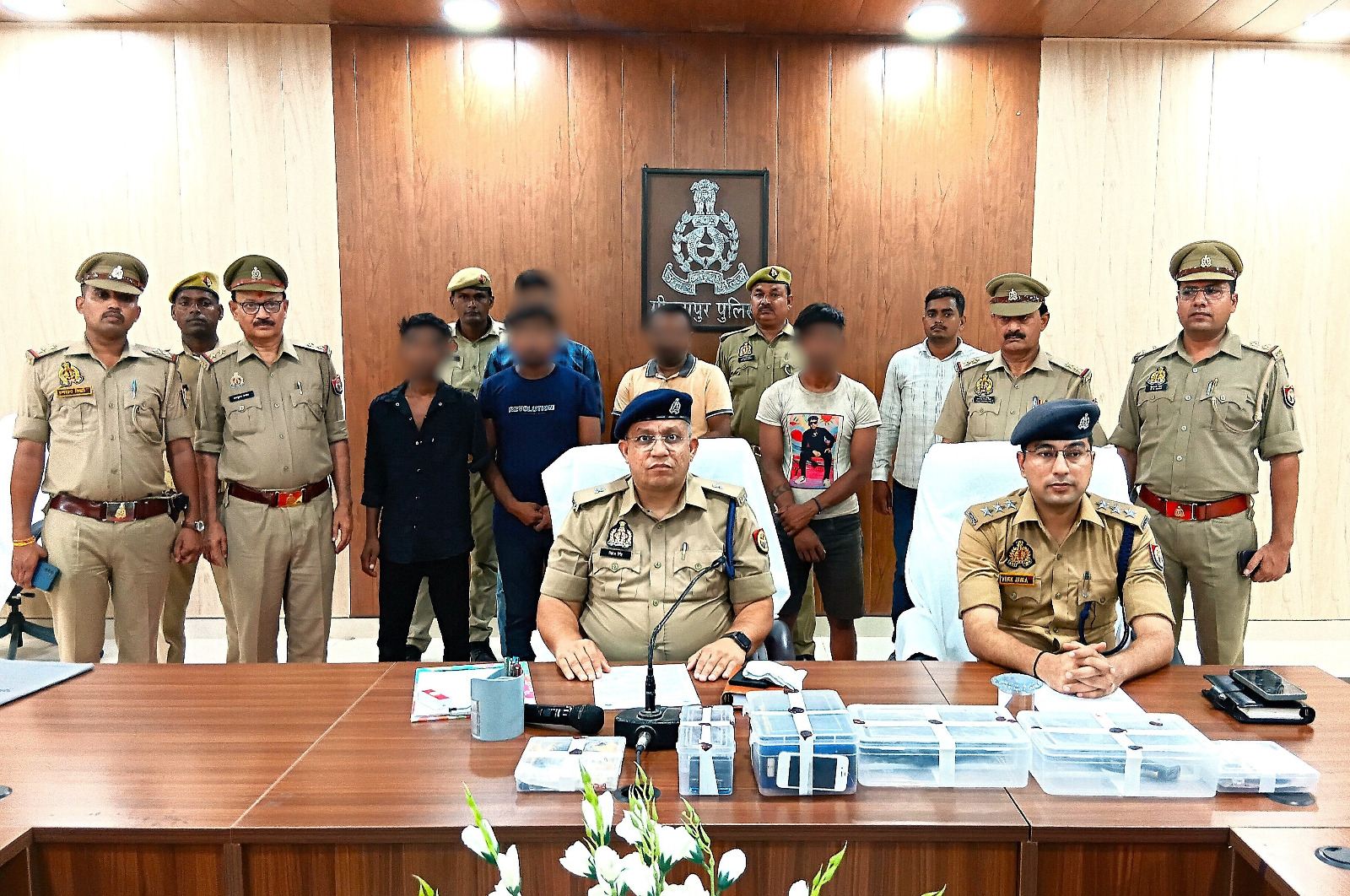 पुलिस लाइन सभागार में आरोपितों के साथ अपर पुलिस अधीक्षक रितेश सिंह व अन्य।