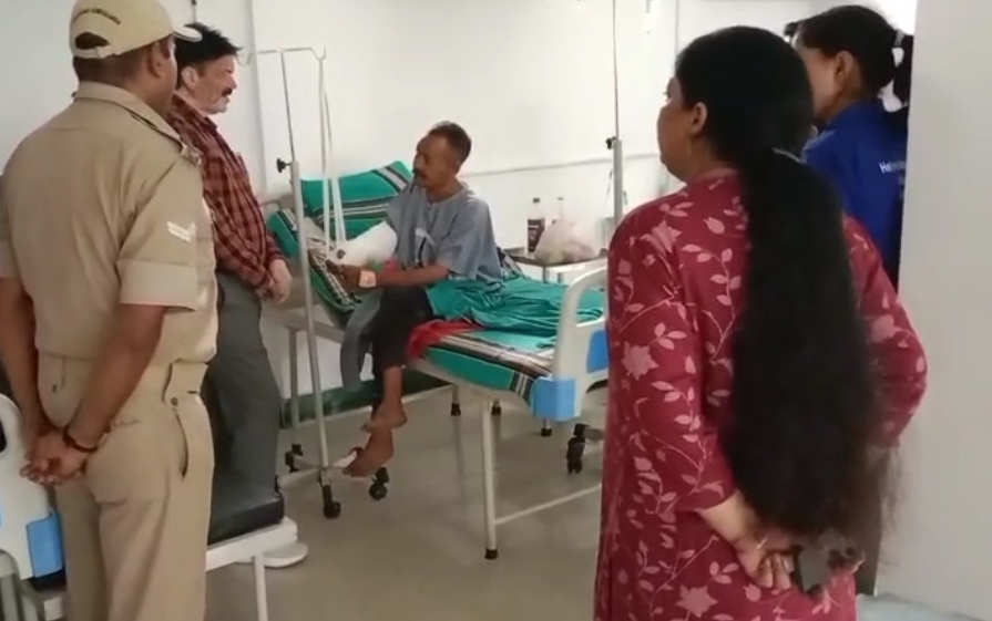 राजू अस्पताल में। राजू अस्पताल में।
