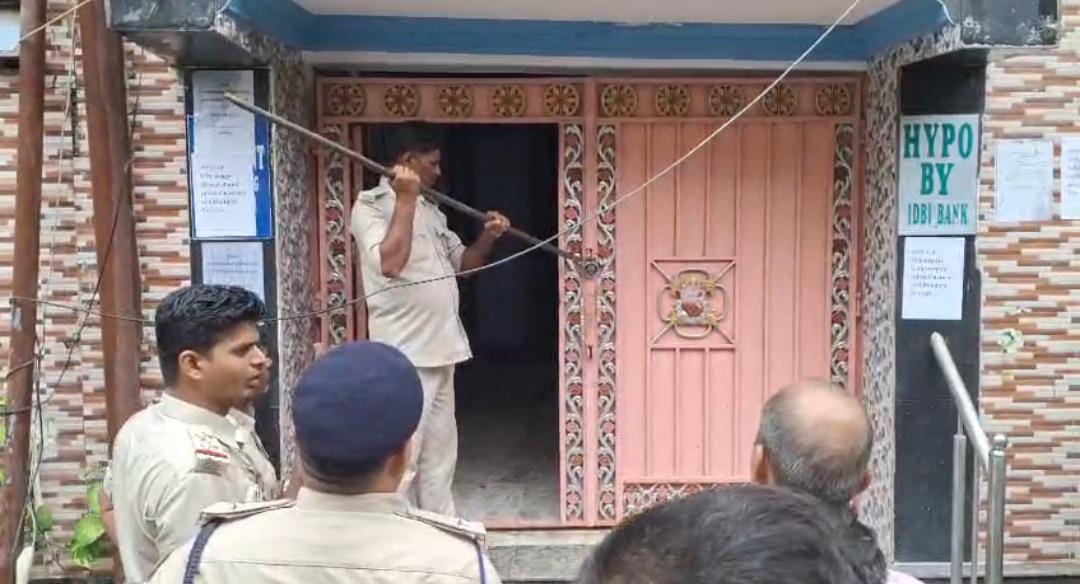 कार्रवाई करती पुलिस कार्रवाई करती पुलिस