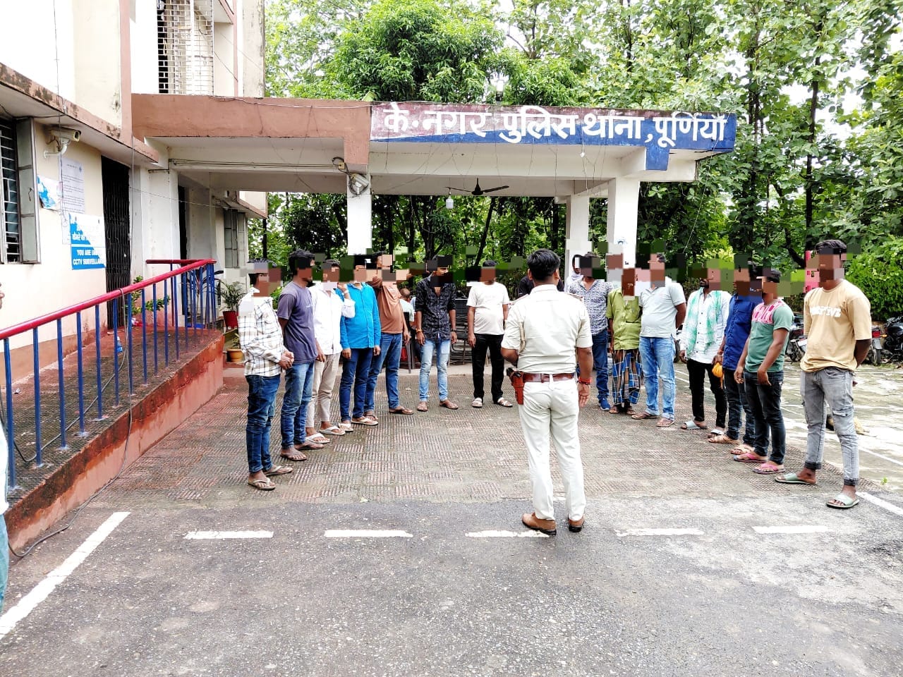 थाने में खड़े 107 के आरोपी थाने में खड़े 107 के आरोपी