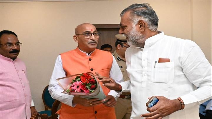 प्रभारी मंत्री का सर्किट हाउस में हुआ स्वागत प्रभारी मंत्री का सर्किट हाउस में हुआ स्वागत
