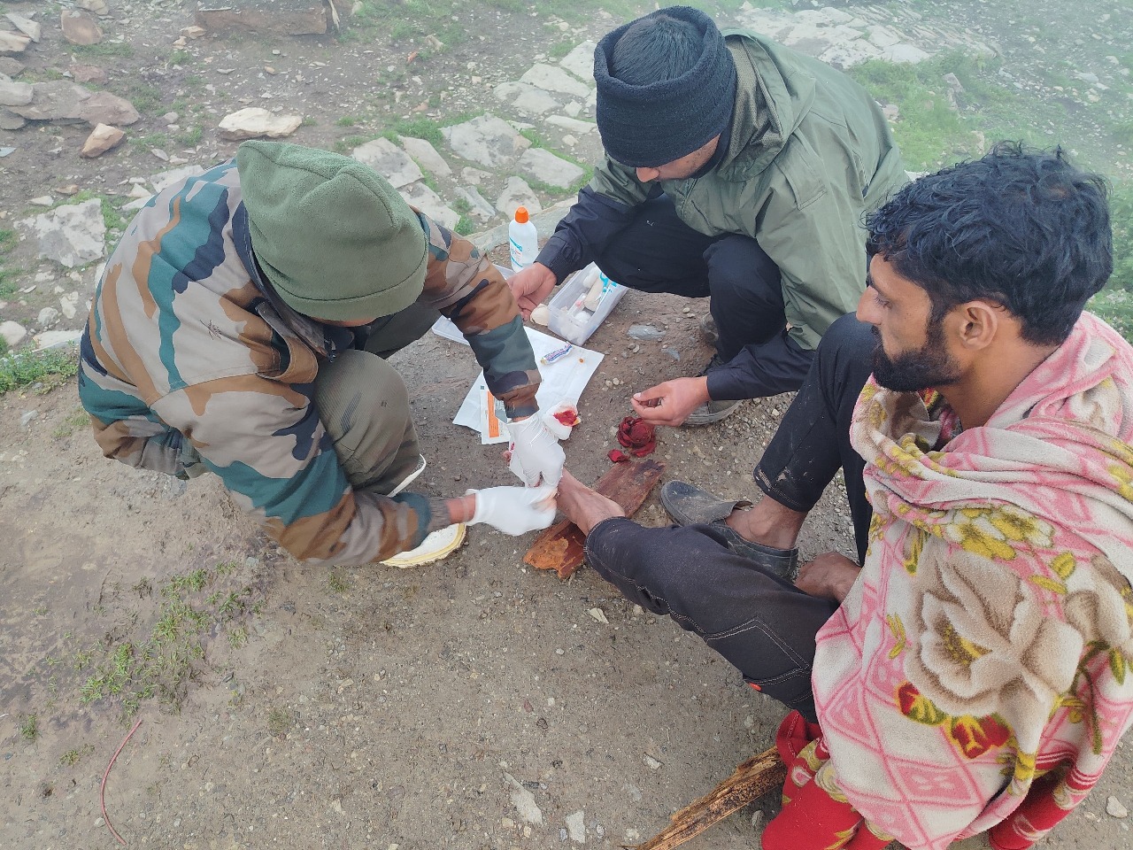 राजौरी के दूरस्थ क्षेत्र में पीड़ित युवक को सेना ने दिया त्वरित चिकित्सा सहायता राजौरी के दूरस्थ क्षेत्र में पीड़ित युवक को सेना ने दिया त्वरित चिकित्सा सहायता
