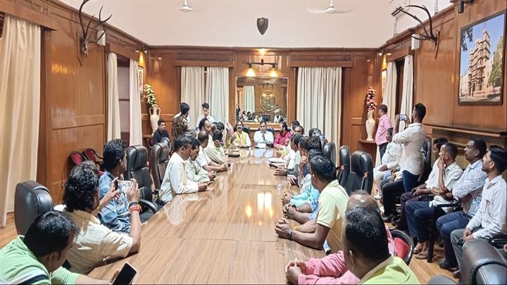 इंदौरः ‘सुपर स्वच्छ लीग’ में सर्वोच्च स्थान प्राप्त होने पर कर्मचारी यूनियन ने किया नगर निगम आयुक्त का सम्मान इंदौरः ‘सुपर स्वच्छ लीग’ में सर्वोच्च स्थान प्राप्त होने पर कर्मचारी यूनियन ने किया नगर निगम आयुक्त का सम्मान