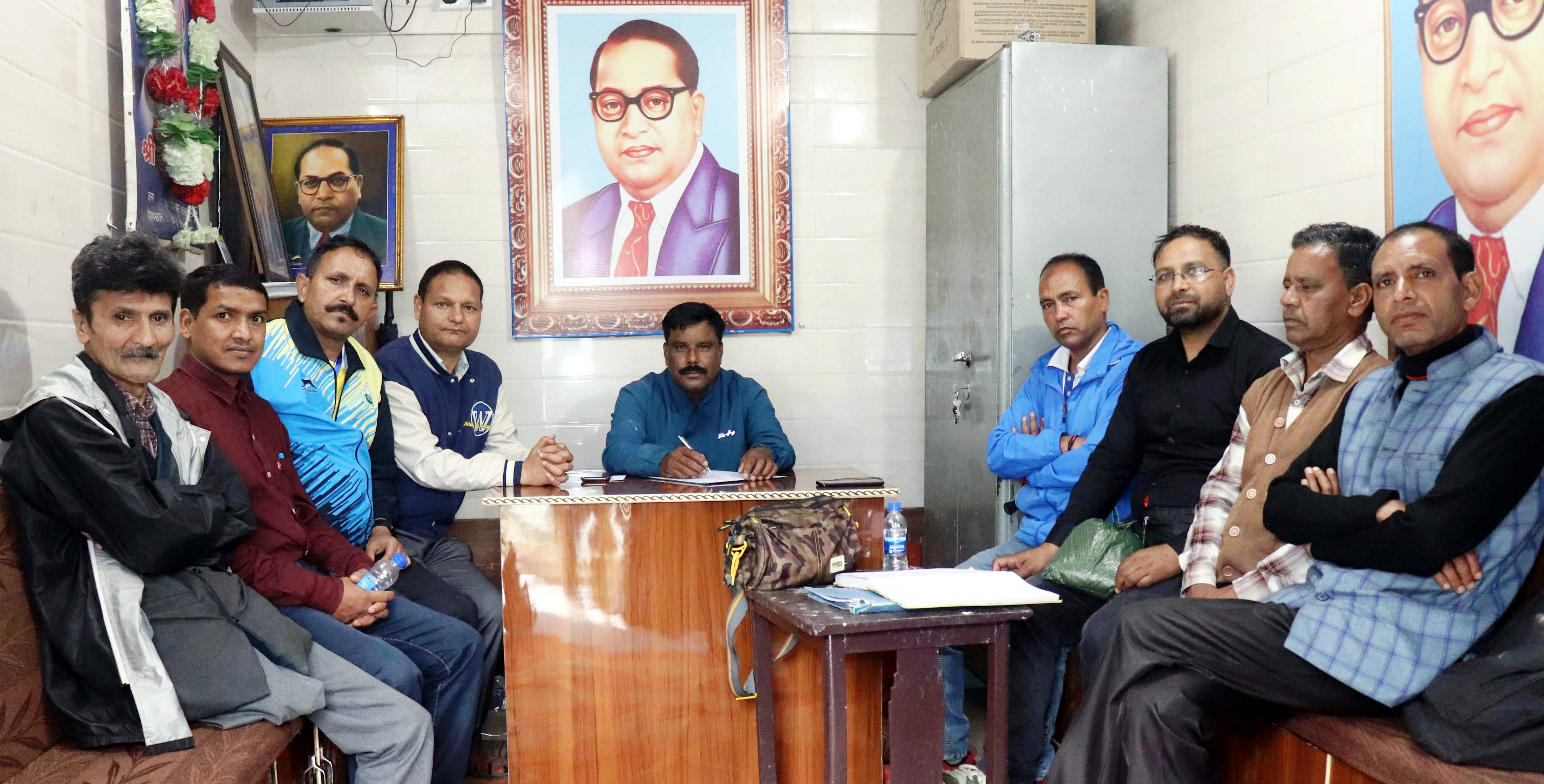 बैठक में उपस्थित शिल्पकार सभा के सदस्य। बैठक में उपस्थित शिल्पकार सभा के सदस्य।