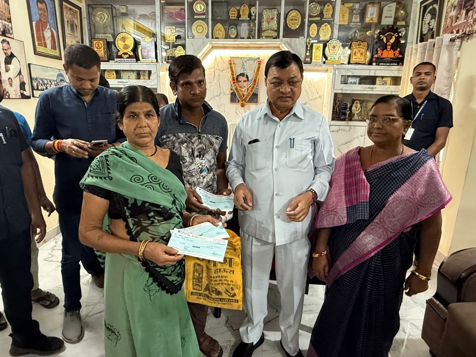 कोरबा विधानसभा में शोक संतृप्त परिवारों को विधायक लखनलाल देवांगन के द्वारा सहायता राशि का किया वितरण