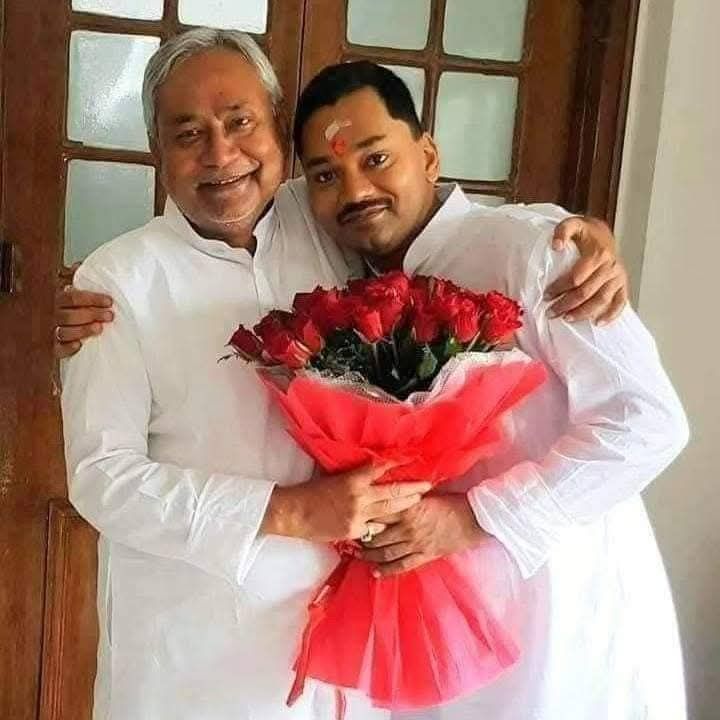 निशांत और मुख्यमंत्री की तस्वीर निशांत और मुख्यमंत्री की तस्वीर