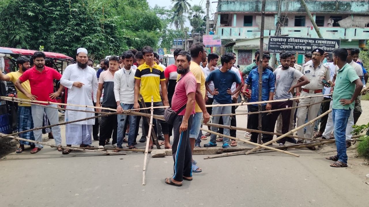 लगातार बारिश से जलमग्न अरामबाग और खानाकुल, जर्जर सड़क और पुलों को लेकर ग्रामीणों का सड़क जाम लगातार बारिश से जलमग्न अरामबाग और खानाकुल, जर्जर सड़क और पुलों को लेकर ग्रामीणों का सड़क जाम