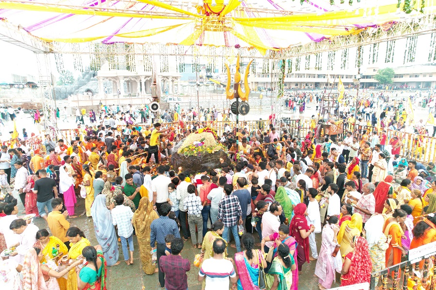 कुबेरेश्वरधाम पर पहुंचे एक लाख से अधिक श्रद्धालु कुबेरेश्वरधाम पर पहुंचे एक लाख से अधिक श्रद्धालु