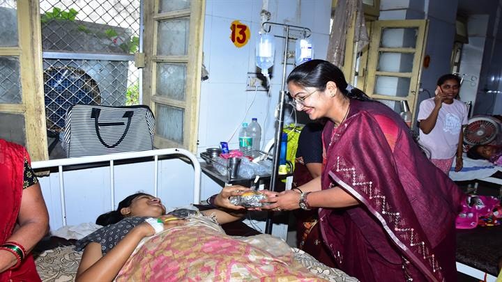 जिला अस्पताल में रक्तदान और फल वितरण जिला अस्पताल में रक्तदान और फल वितरण