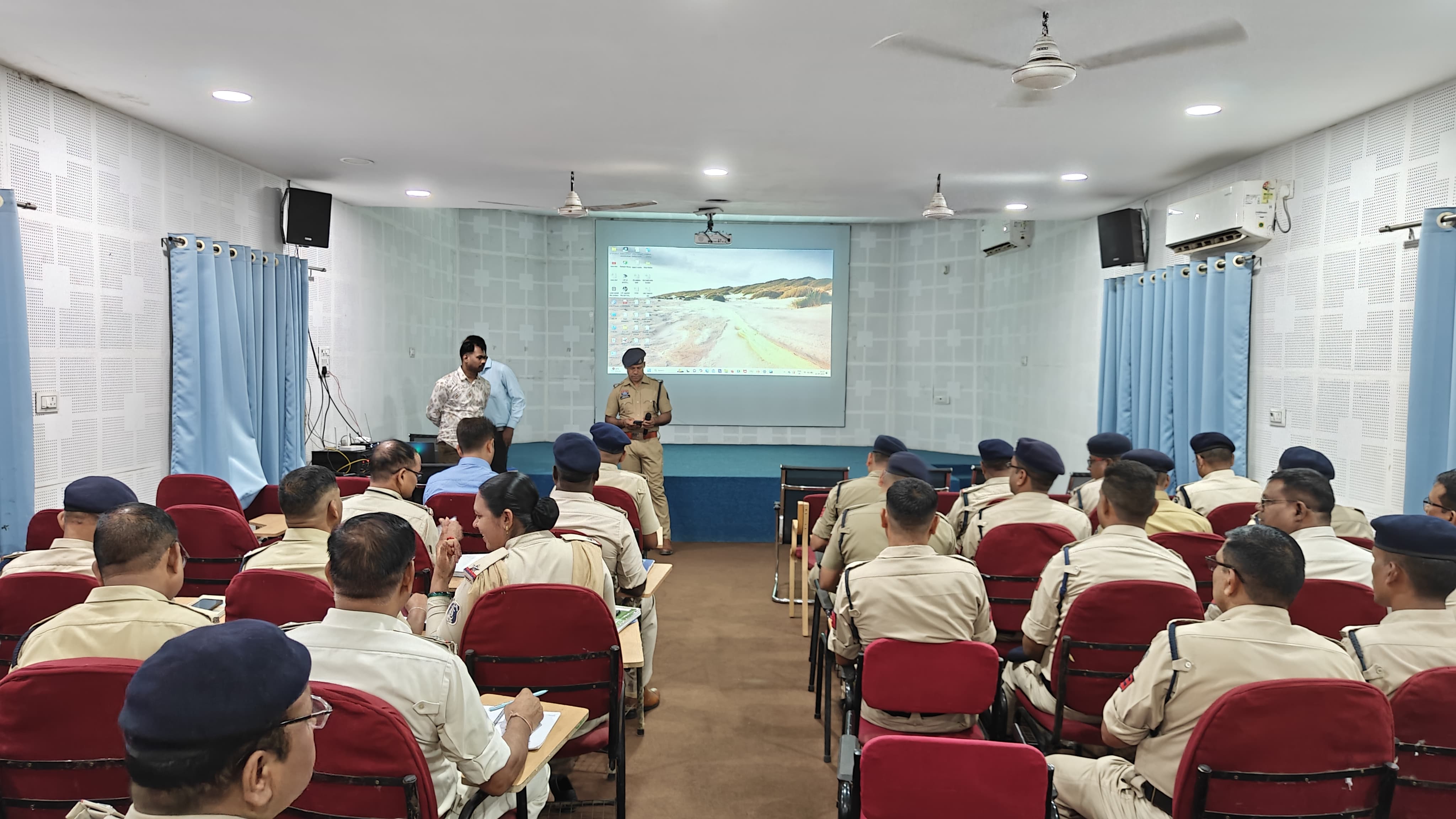साइबर सेल जांजगीर द्वारा Call detail report (सीडीआर) विश्लेषण संबधित प्रशिक्षण दिया गया साइबर सेल जांजगीर द्वारा Call detail report (सीडीआर) विश्लेषण संबधित प्रशिक्षण दिया गया