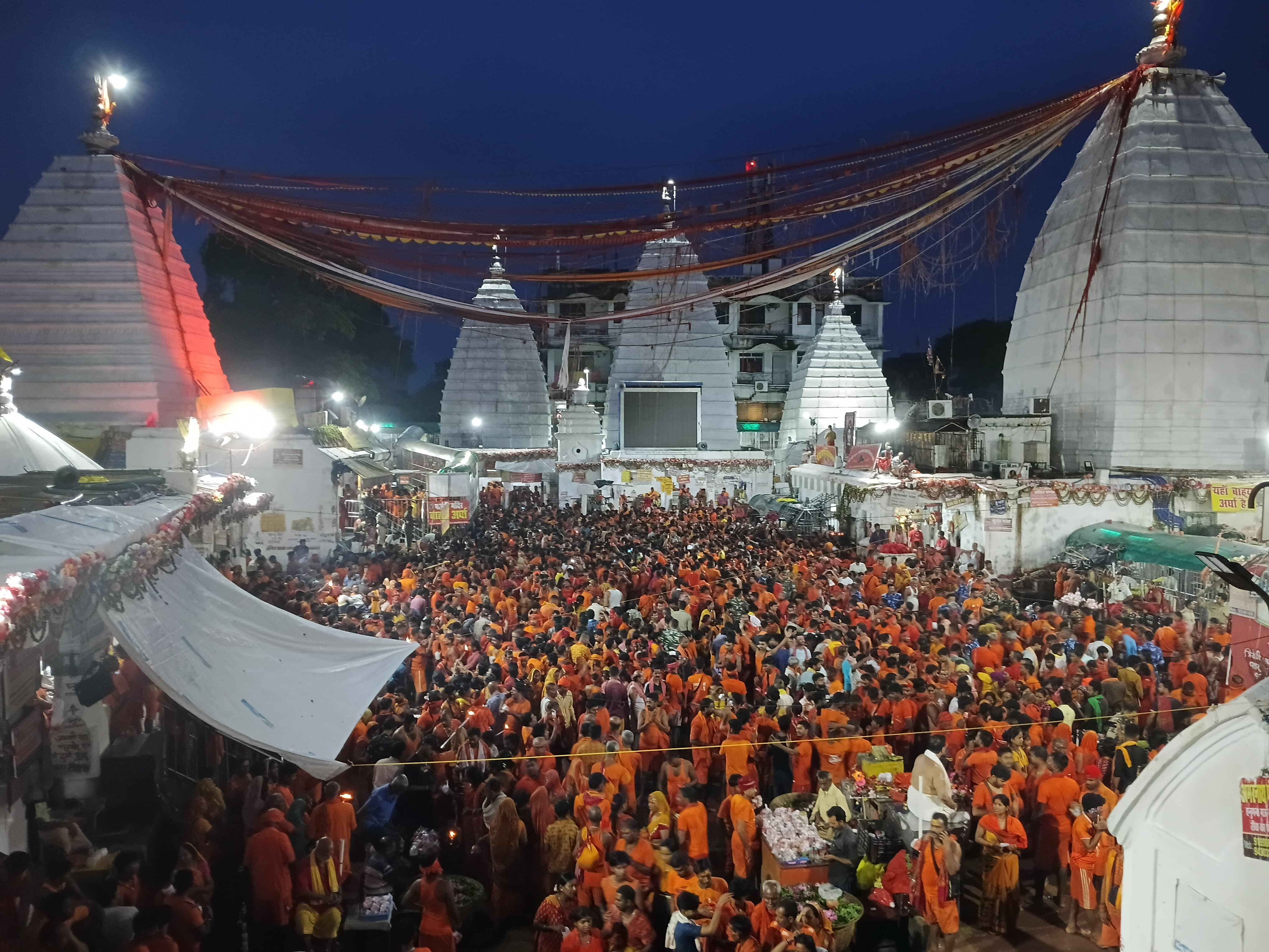 बाबा बैद्यनाथ धाम में लोगों की तस्वीर बाबा बैद्यनाथ धाम में लोगों की तस्वीर