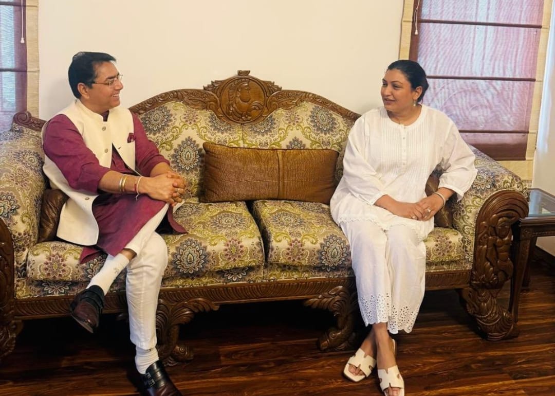 अमन अरोड़ा अनमोल गगन के साथ बैठक करते हुए