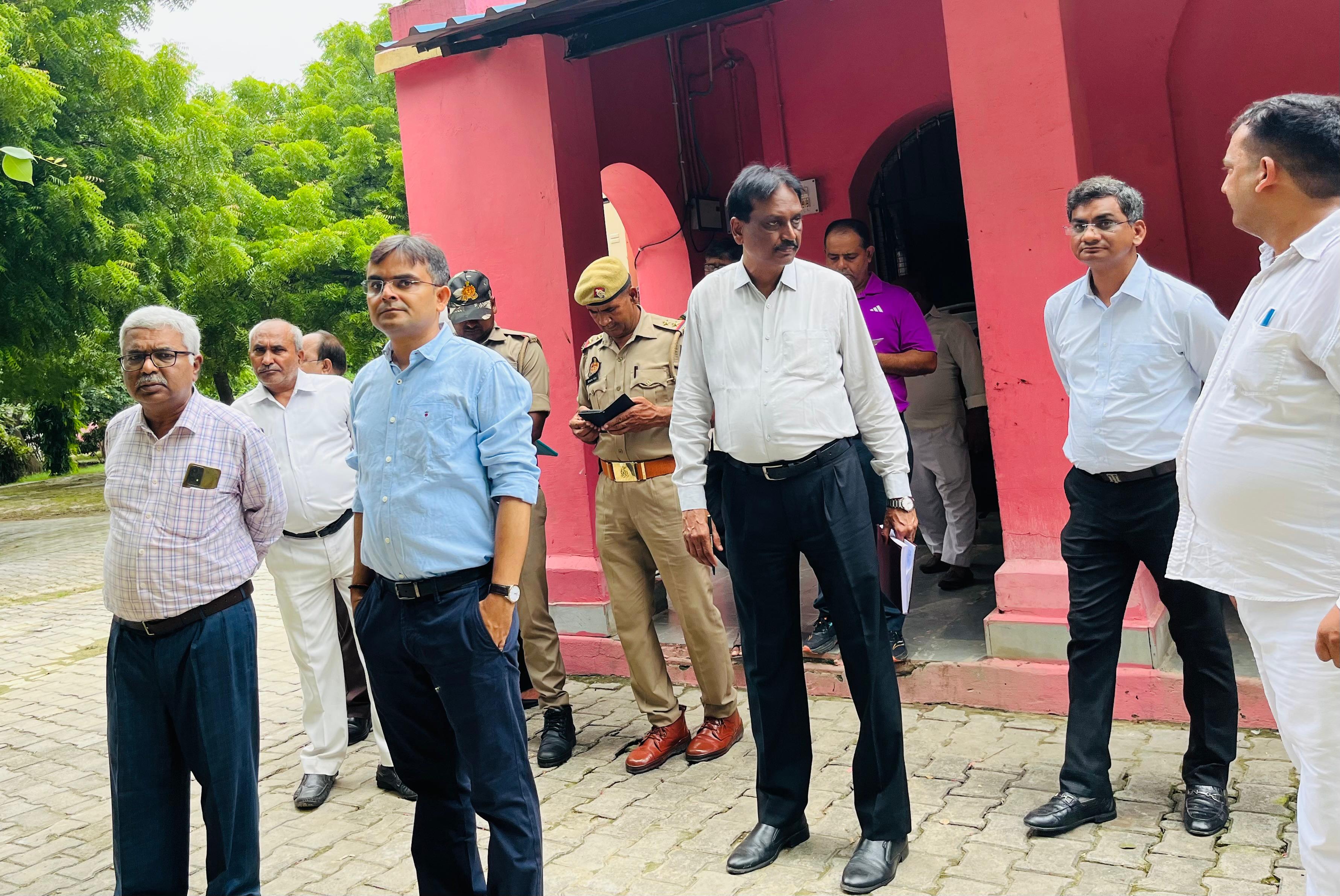 वाराणसी: जिलाधिकारी मानसिक चिकित्सालय का निरीक्षण करते हुए वाराणसी: जिलाधिकारी मानसिक चिकित्सालय का निरीक्षण करते हुए