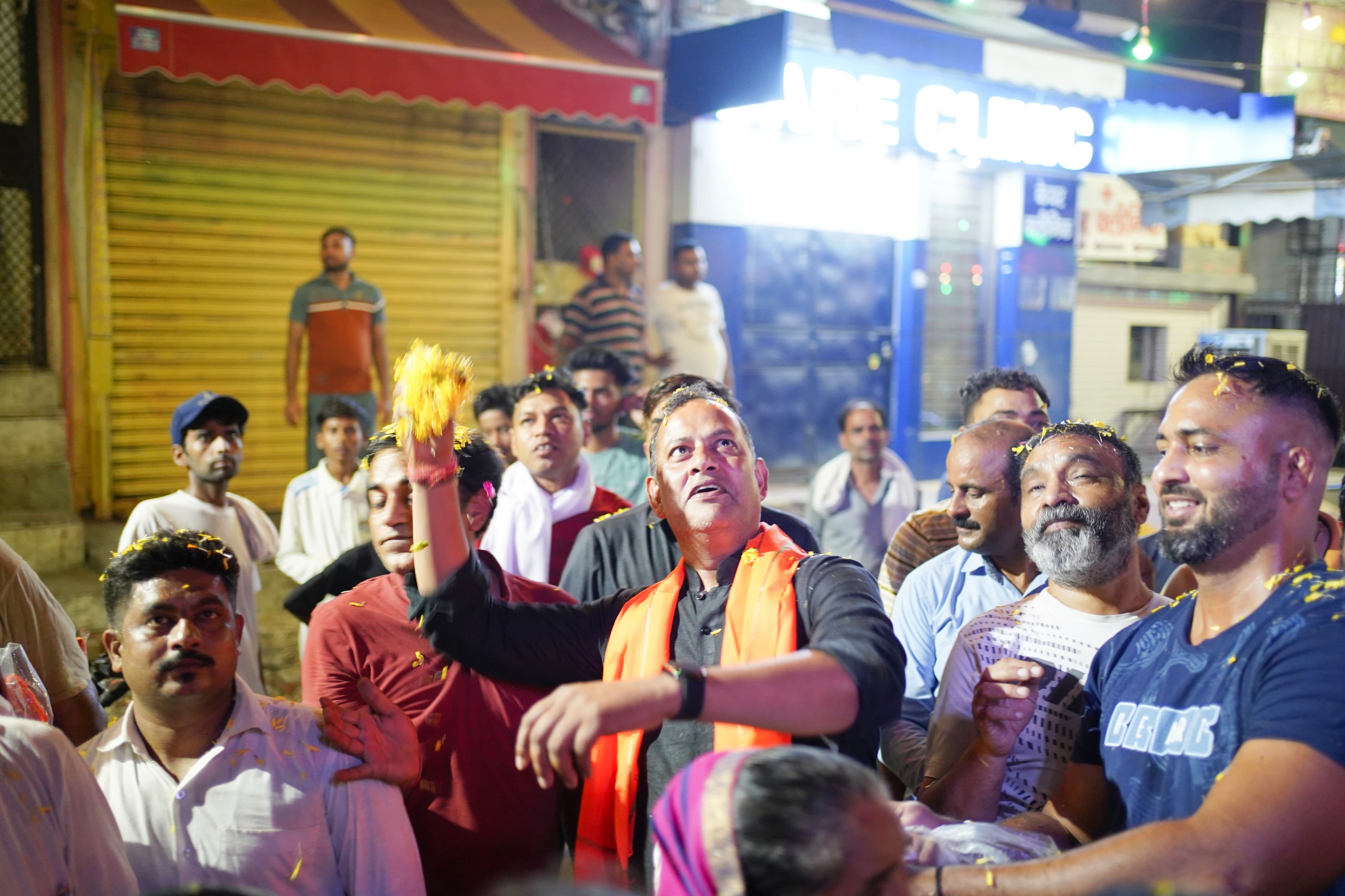 रोहिणी सेक्टर-20 में रविवार को शिव मंदिर पर कांवड़ियों का फूल बरसाकर अभिनंदन करते मंत्री रविंद्र इंद्राज रोहिणी सेक्टर-20 में रविवार को शिव मंदिर पर कांवड़ियों का फूल बरसाकर अभिनंदन करते मंत्री रविंद्र इंद्राज