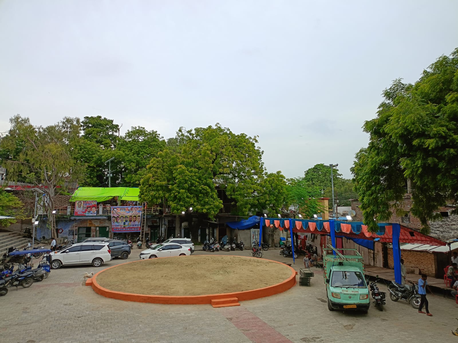 मंदिर परिसर में बना अखाड़ा