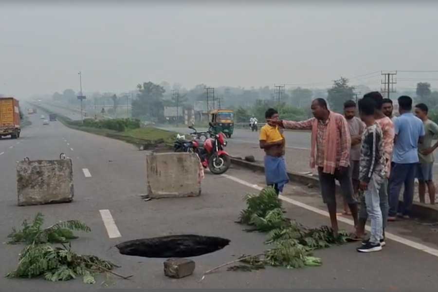 आसनसोल के पास राष्ट्रीय राजमार्ग 19 पर धंसान, सड़क के बीच बना बड़ा गड्ढा आसनसोल के पास राष्ट्रीय राजमार्ग 19 पर धंसान, सड़क के बीच बना बड़ा गड्ढा