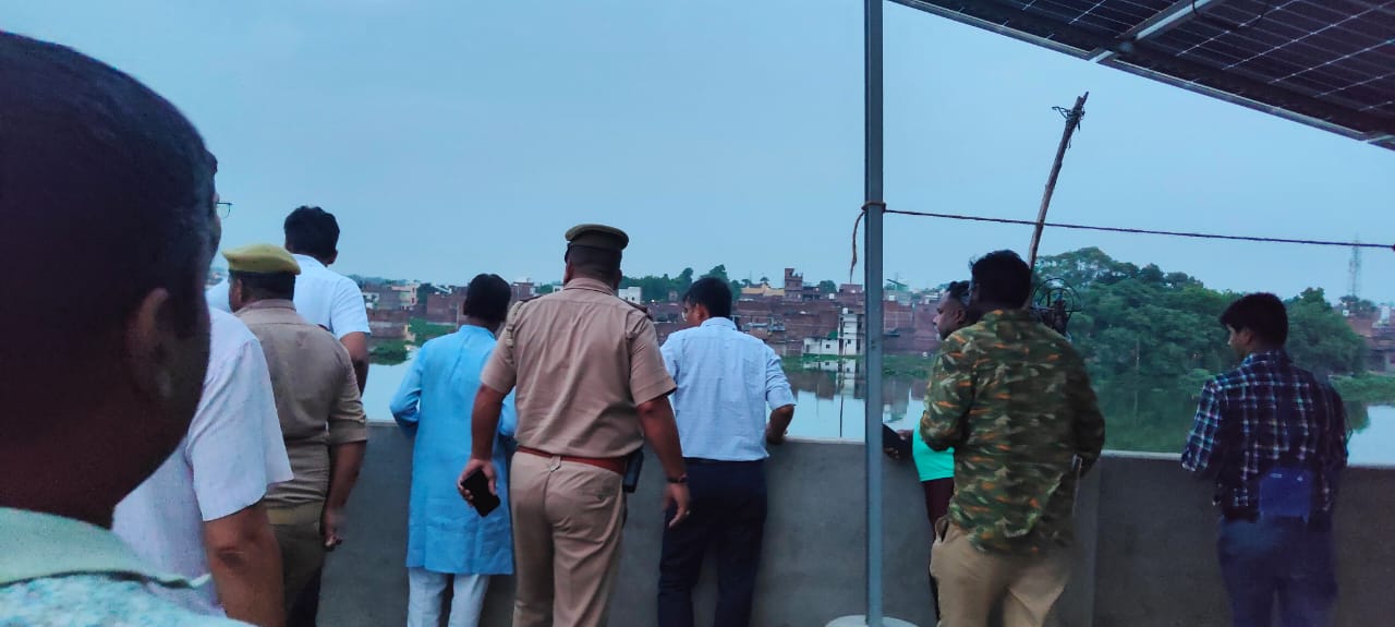 जिलाधिकारी बाढ़ प्रभावित क्षेत्र का जायजा लेते हुए जिलाधिकारी बाढ़ प्रभावित क्षेत्र का जायजा लेते हुए