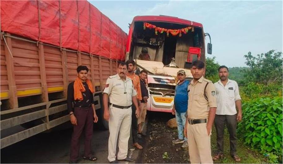 हादसे के बाद खडी बस के कांच के शीशे टूट गए हादसे के बाद खडी बस के कांच के शीशे टूट गए