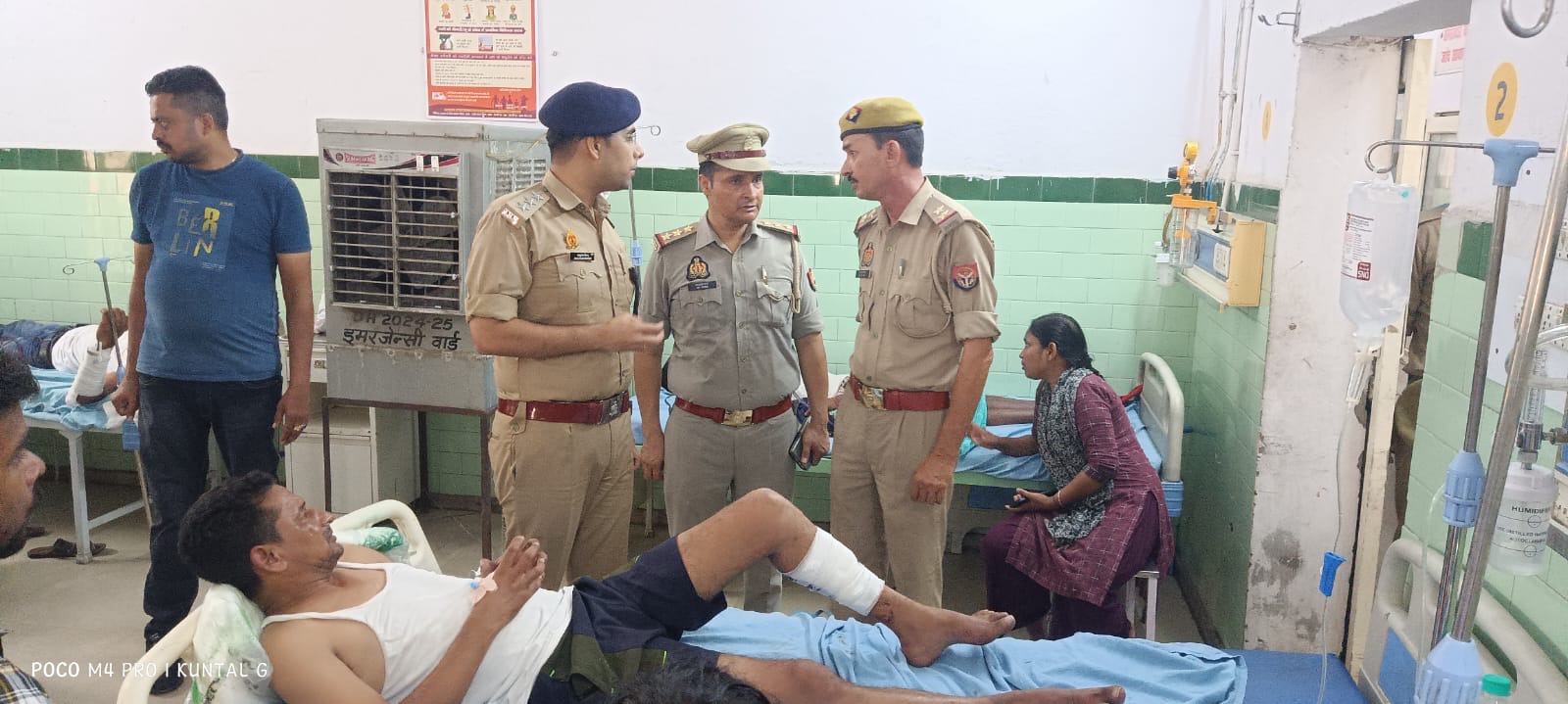 जिला अस्पताल में बदमाश से पूछताछ करते सीओ प्रथम
