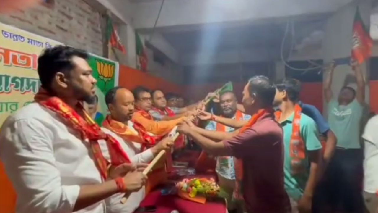 21 जुलाई की तैयारियों के बीच उत्तर बंगाल में तृणमूल को झटका, 100 परिवारों ने थामा भाजपा का दामन 21 जुलाई की तैयारियों के बीच उत्तर बंगाल में तृणमूल को झटका, 100 परिवारों ने थामा भाजपा का दामन