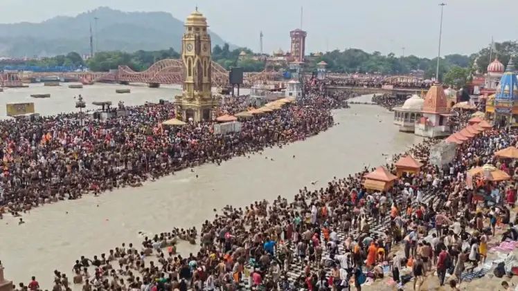 हर की पैड़ी पर कांवड़ियों की भीड़ हर की पैड़ी पर कांवड़ियों की भीड़