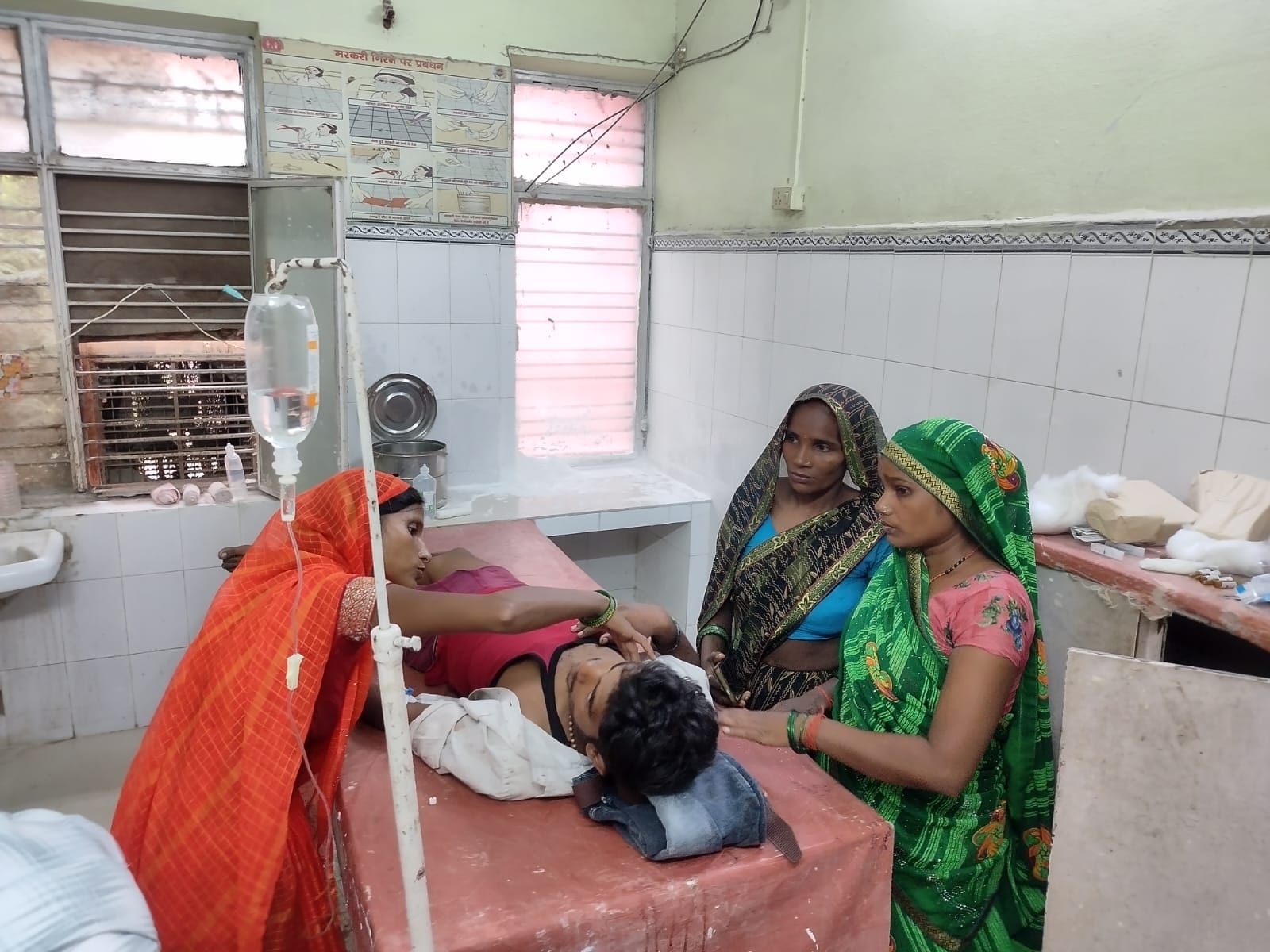 अस्पताल में भर्ती घायल कावड़िया का होता इलाज अस्पताल में भर्ती घायल कावड़िया का होता इलाज