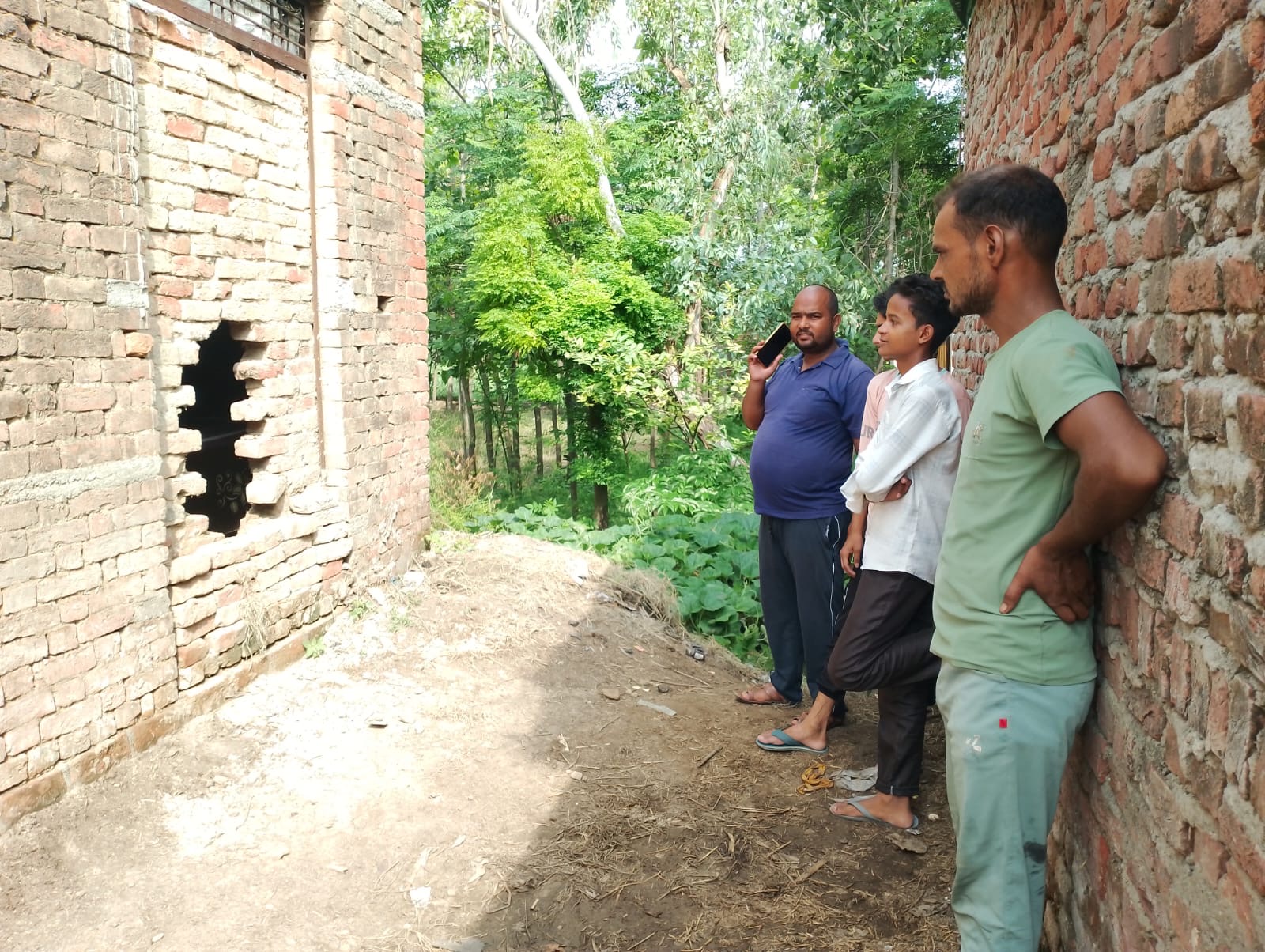 नक़ब लगाकर घर में दाखिल हुए चोरों के जाने के बाद टूटी दीवार नक़ब लगाकर घर में दाखिल हुए चोरों के जाने के बाद टूटी दीवार