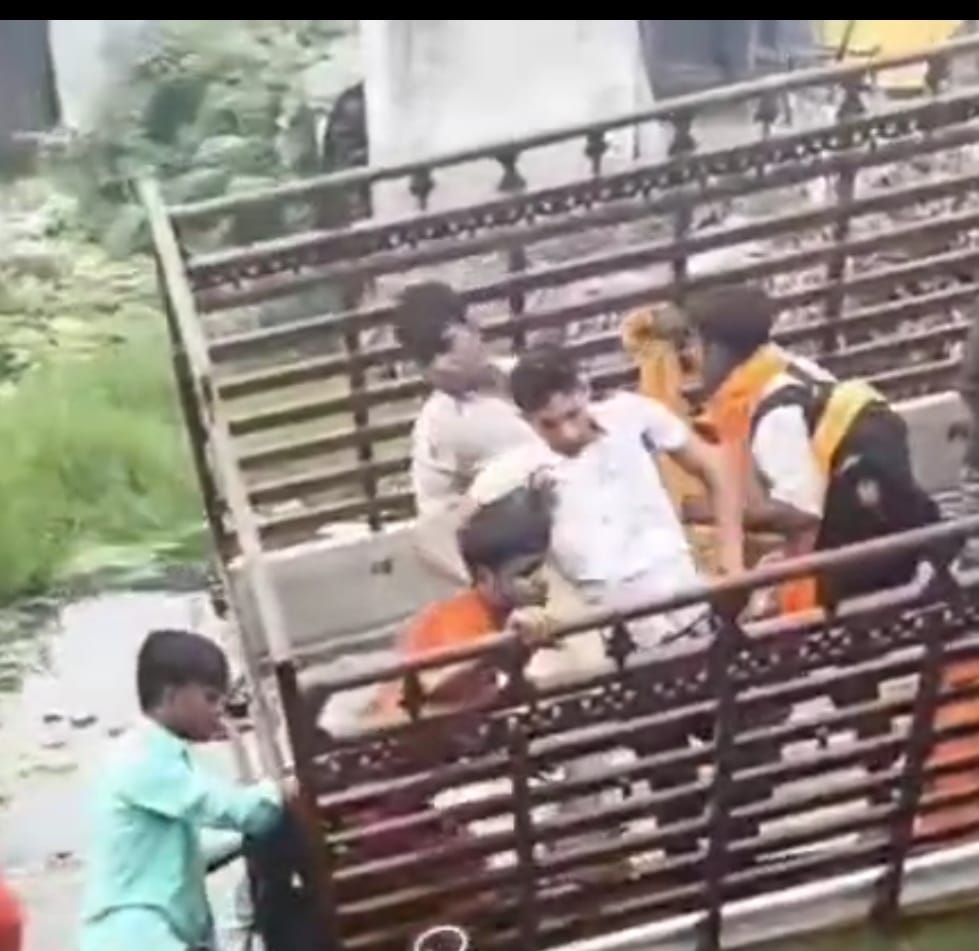 पिकअप में सवार घायल पिकअप में सवार घायल