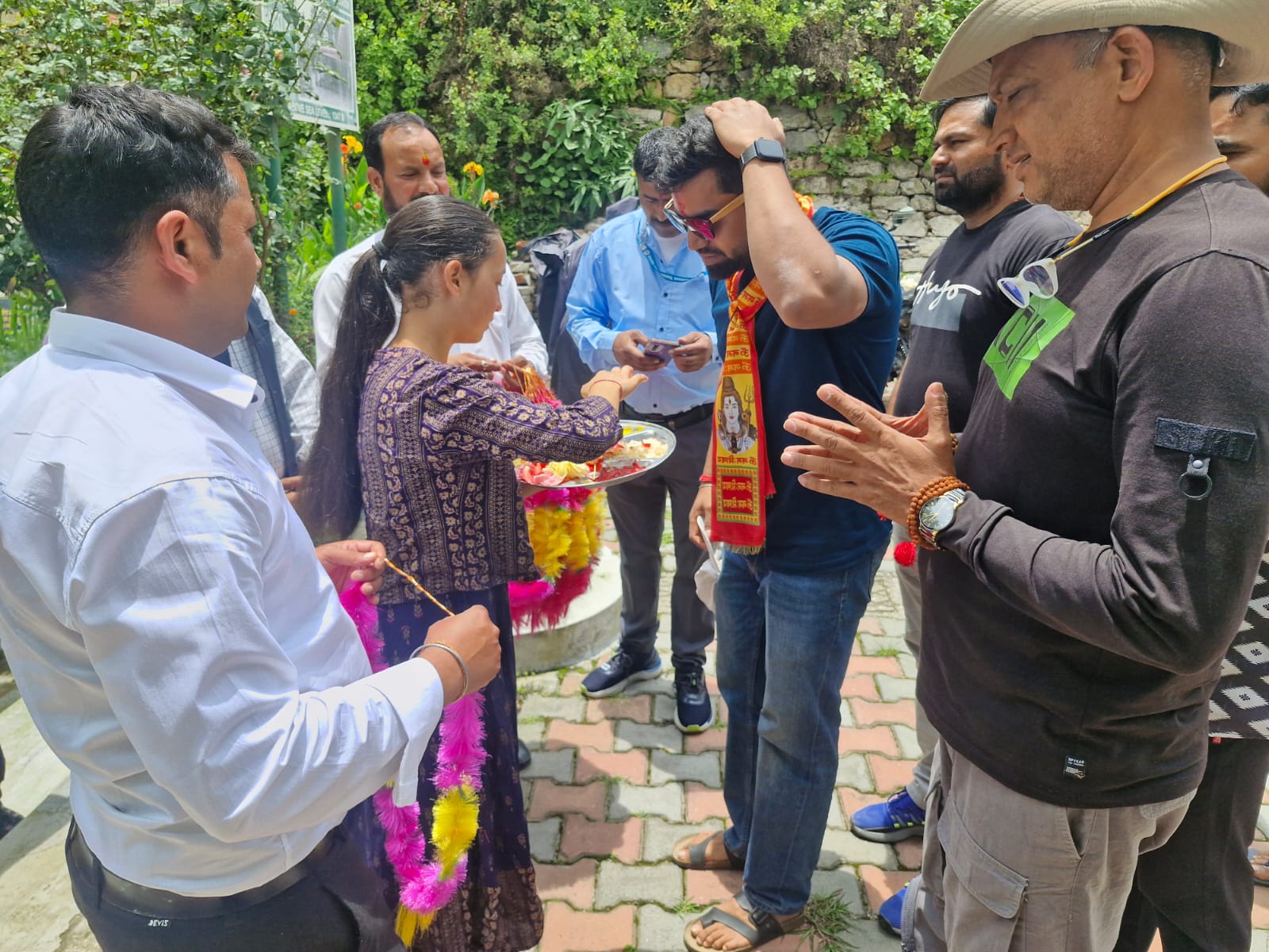 यात्रियों का तिलक लगाकर स्वागत करती प्रशासनिक टीम। यात्रियों का तिलक लगाकर स्वागत करती प्रशासनिक टीम।